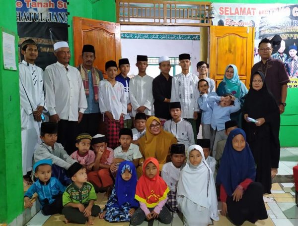 Wakili Hipni, Tim Ratu Mas Santuni Anak Yatim-piatu di Natar