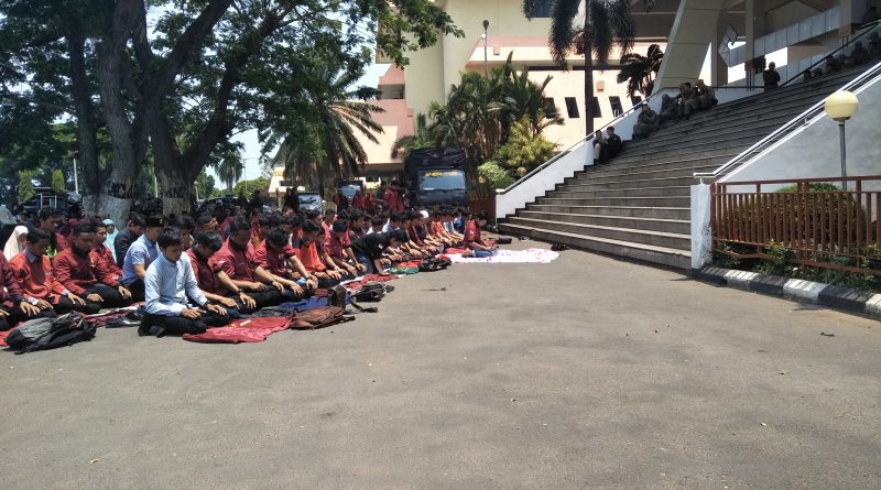 Wakil Rakyat Tutup Mata, IMM Lampung Gelar Sholat Berjamaah di Depan Gedung DPRD