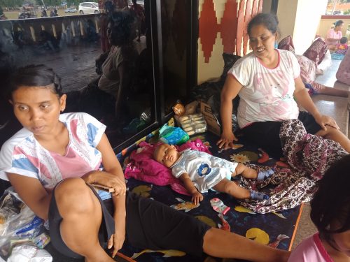 Pengungsi Masih Bertahan Di Balai Kratun,  Butuh Selimut dan Makanan Bayi