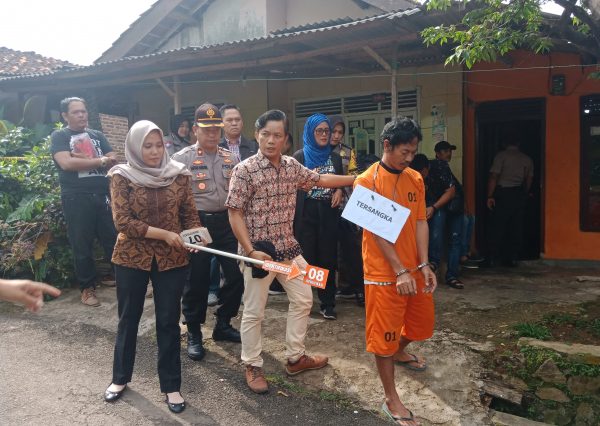 Polsek Tanjungkarang Barat Rekontruksi Kasus Pembunuhan Teman Kencan Mantan Istri di Jalan Cempaka
