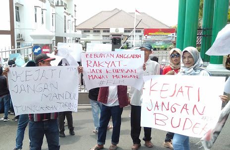Desak Usut Kasus Korupsi Melibatkan Mantan Sekda Arinal Djunaidi Puluhan Massa From Lampung Menggugat Demo di Kejati Lampung