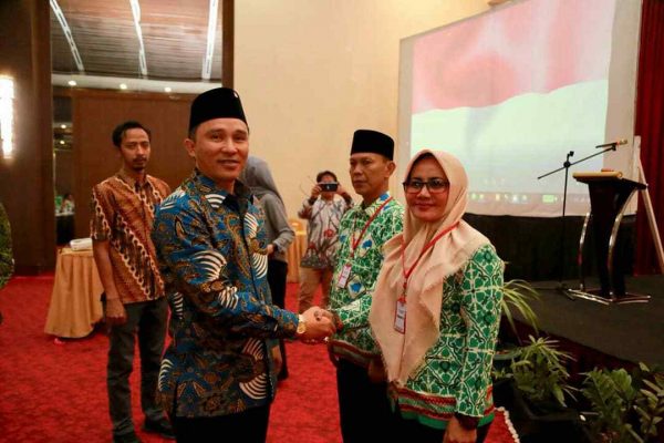 Bupati Parosil Dukung Bintek Kaji Banding Peratin se Lampung Barat