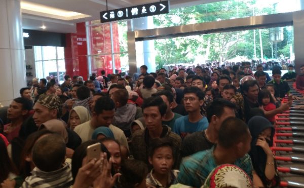 Pengunjung Transmart “Membludak” Sembrawut dan Macet