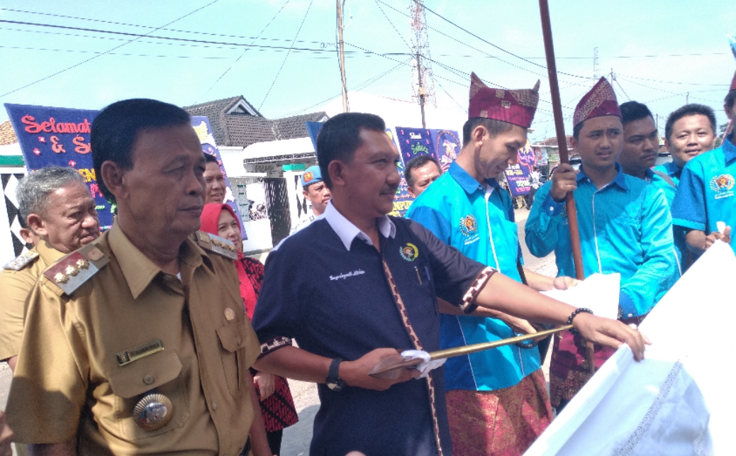 Ketua PWI dan Walikota Diarak Prosesi Adat Lampung di Konferensi Kota Metro