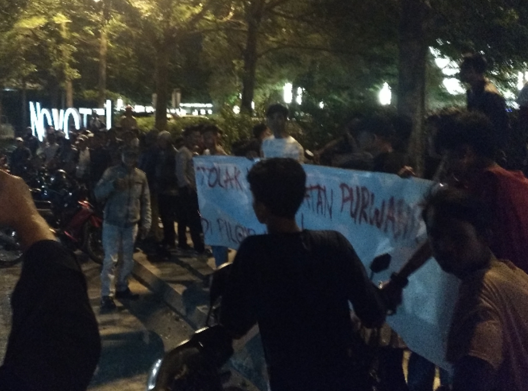 Puluhan Massa Bentangkan Spanduk Tolak Korporasi Dipilgub Lampung