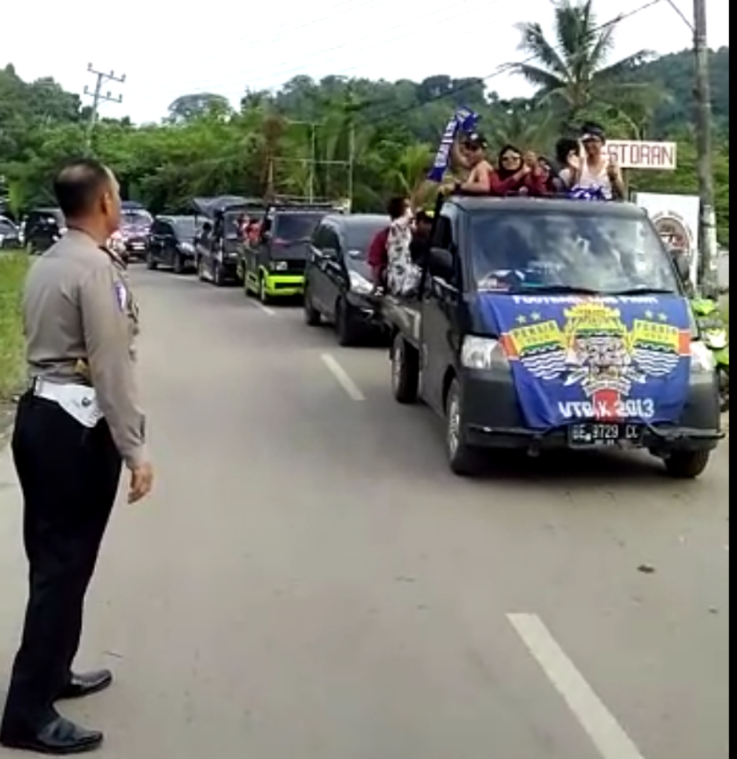 Kasat Lantas Pesawaran Pimpin Pengamanan Jalur Mudik dan Wisata Hingga Petugas Menari Di Jalan