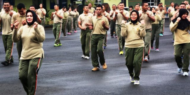 Prajurit dan PNS Korem 043/Gatam Jaga Stamina Dengan Berolahraga