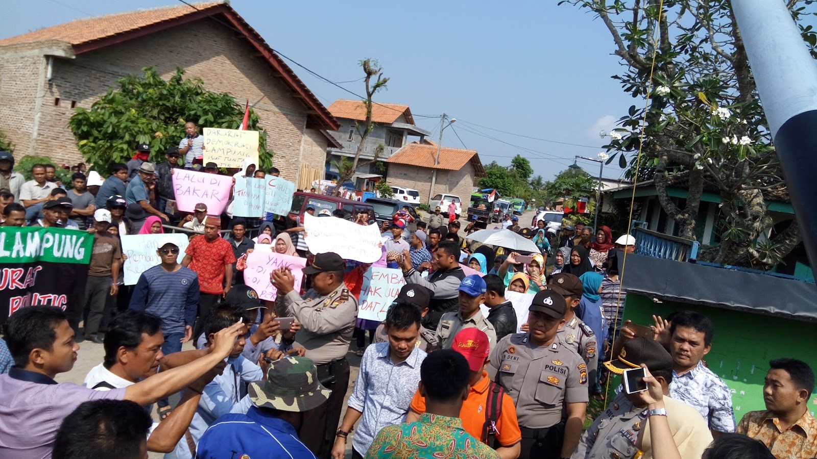 Forum Masyarakat Pesawaran Unjuk Rasa Di KPU Pesawaran
