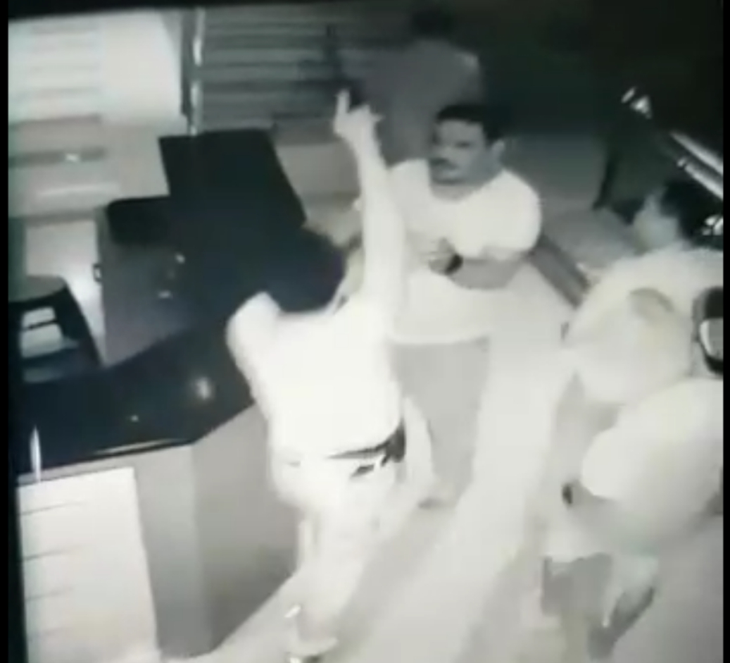 Digedor Scuriti “Ngurung Wanita” Diroom Karaoke Oknum Polisi Acungkan Pistol