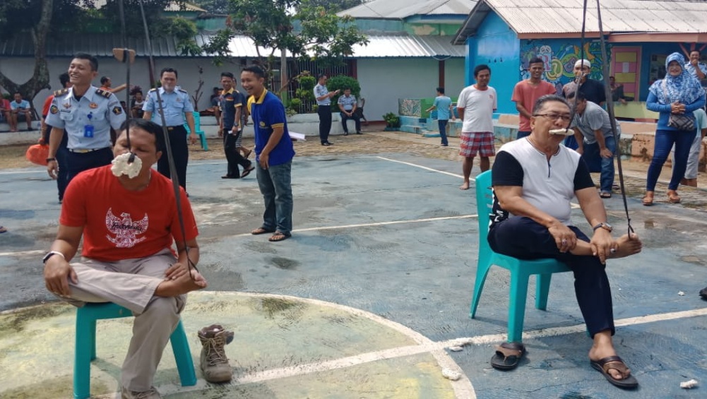 Lomba Makan Kerupuk, Andy Achmad Kalah dengan Kepala Lapas Rajabasa