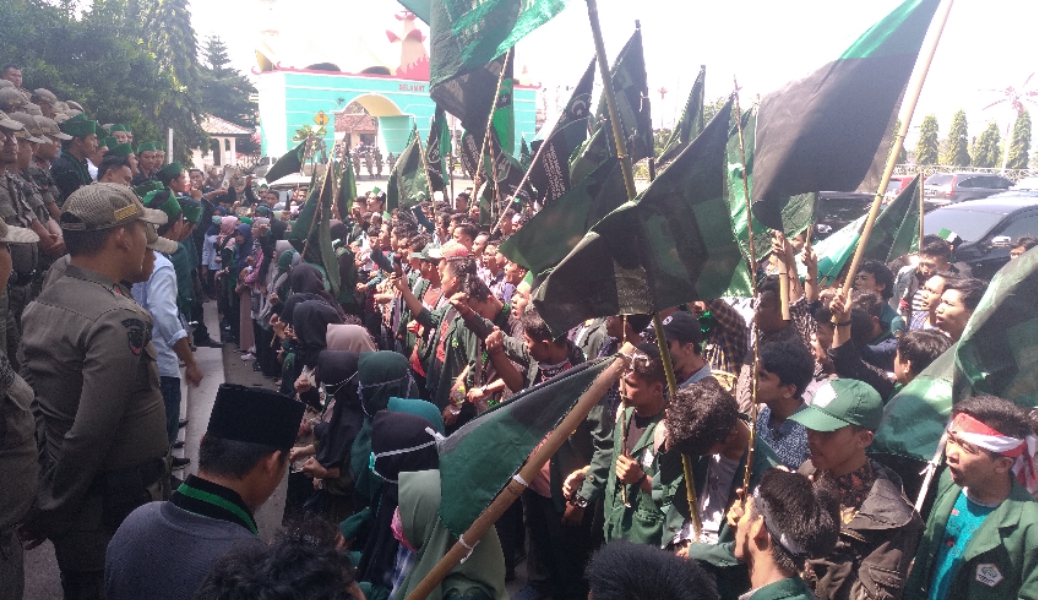 HMI Lampung Kepung DPRD Lampung Aksi Rapor Merah Jokowi-JK Jilid II