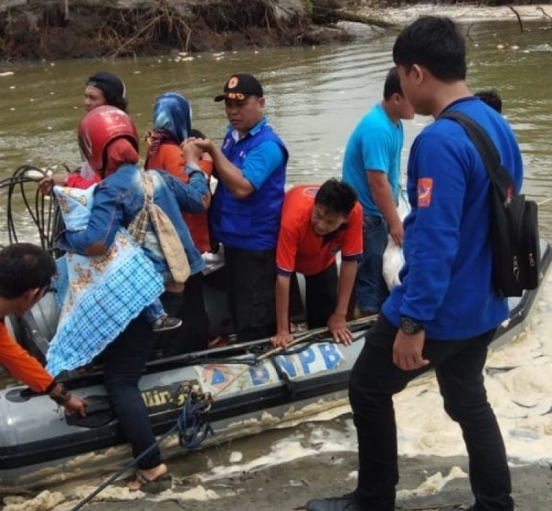 BPBD Siagakan Perahu Karet Bantu Penyeberangan Jalan Putus KM20 Jalur Lampung-Bengkulu di Krui