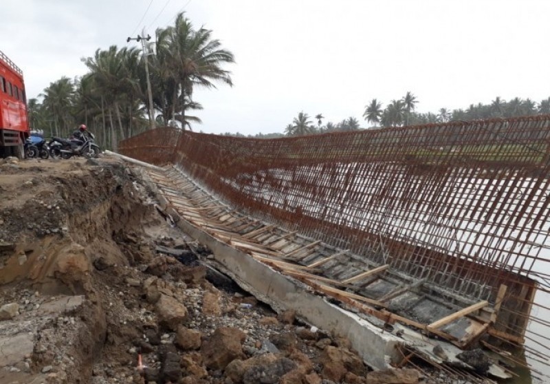 Luapan Sungai Waymahnai Hambat Progres Jembatan Permanen