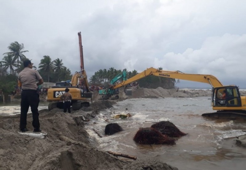 Ombak Besar, Tiga Alat Berat Kesulitan Timbun Jalan Putus KM20 Jalur Lampung Bengkulu di Krui