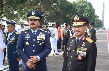 Kapolri dan Panglima TNI Hadiri Upacara Hari Pahlawan di Taman Makam Pahlawan Cikutra Bandung