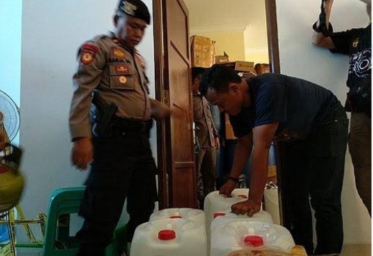 Polisi Grebek Pabrik Miras Impor Palsu di Cirebon