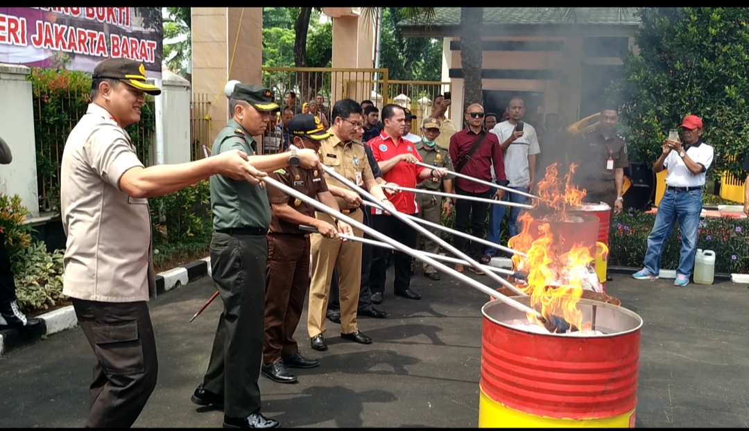Kejari Jakbar Musnahkan Senjata Api dan Ratusan Kilo Narkotika
