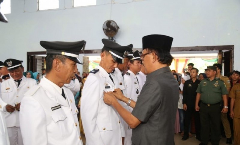 Bupati Agus Istiqlal Lantik 40 Peratin Terpilih