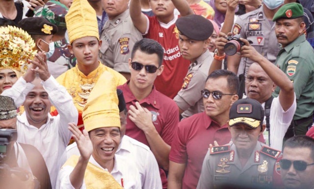 Hari ini Mahasiswa Riau di Jakarta Akan Demo Tolak Gelar Adat Jokowi