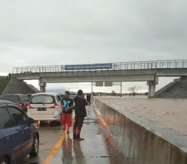 Jalan Tol Madium Terendam Banjir Hingga 1 Meter