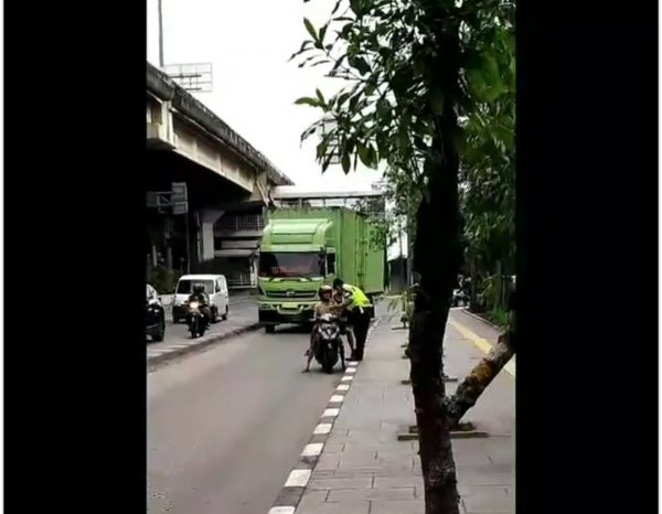 Viral, Dua anggota Polres Jakarta Utara Pukuli Warga Saat Rekam Aksi “Pungli”?