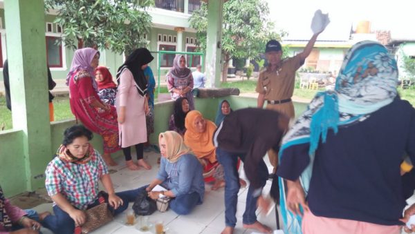 Tim Sukses Caleg PAN Hj Yetty Harlisah “Ketangkap” Camat Diduga Bagi Bagi Uang di Telukbetung Timur