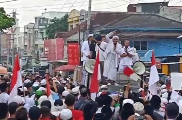 Simpatisan dan Relawan Prabowo-Sandi “Kepung” KPU Lampung