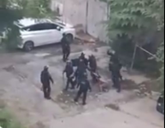 Beredar Vidio Aparat Kroyok Bocah 15 tahun di Belakang Masjid Al Huda Dekat Bawaslu RI