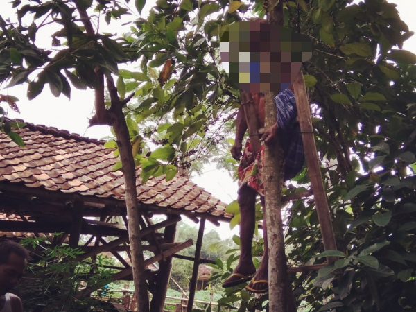 Dekat Lebaran Kakek Renta Ditemukan Tewas Tergantung di Pohon Tangkil Belakang Rumah