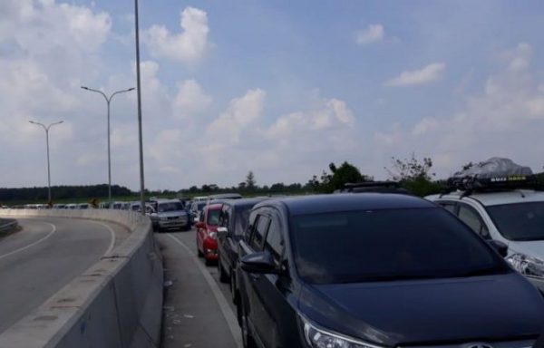 H+1 Exit tol Terbanggibesar Macet Parah