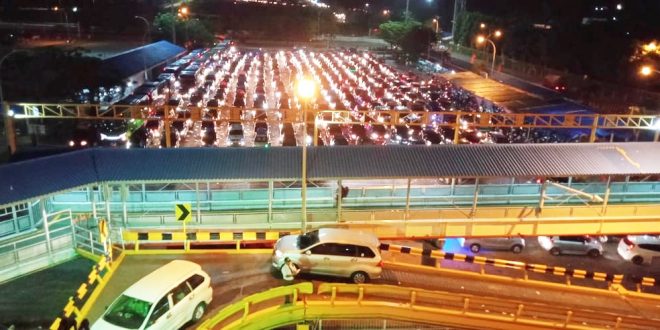 Jalur Tol Hingga Pelabuhan Bakauheni Macet, Pemudik Terjebak Macet Sejak Siang Hingga Malam