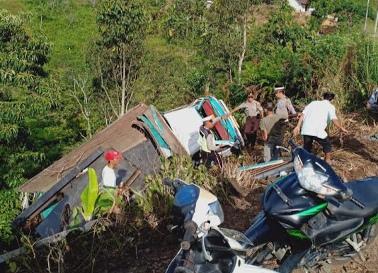 Truk Muat Besi Masuk Jurang di Jalan Lintas Sumatera Batuketulis Lampung Barat