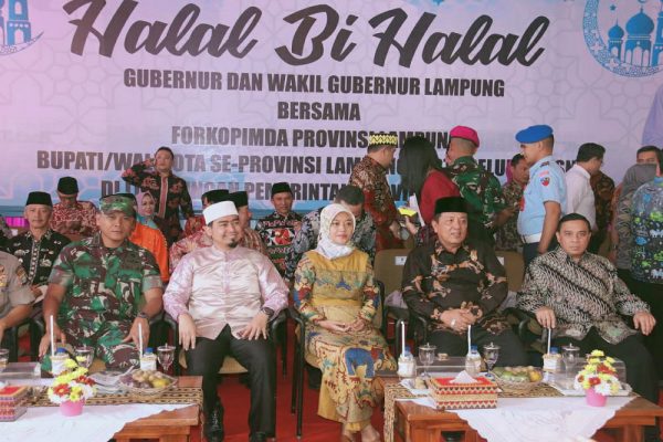 Bupati Pesisir Barat Agus Istiqlal dan Bupati Lampung Tengah Loekman Djoyosoemarto Absen Halal Bihalal Dengan Gubernur Lampung