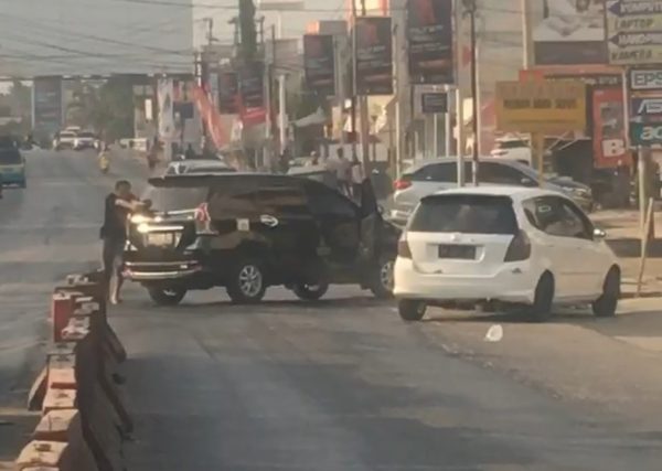 Baku Tembak di Jalan Lintas Sumatera Depan Polsek Terbanggi Besar Jadi Tontonan Warga?