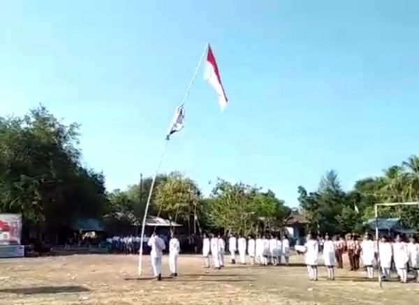 Aksi Heroik Panjat Tiang Bendera Anggota Paskibraka Terjatuh