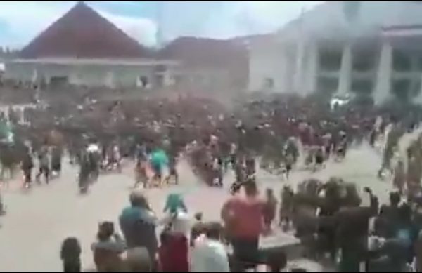 Demo Massa Deyiai Papua Rusuh, Dilaporkan Satu Anggota TNI dan Tiga Polisi Terluka