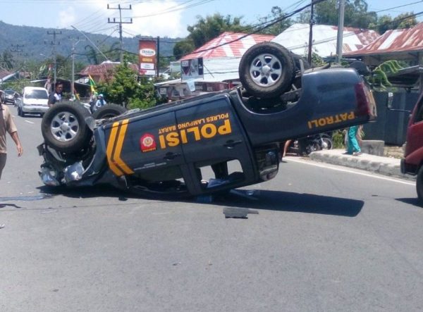 Rem Mendadak Mobil Patroli Salto di Jalan Lintas Lambar 