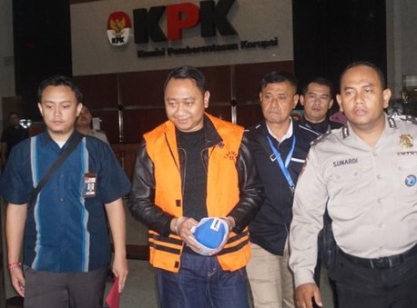 Tangan Diborgol,  Pake Rompi Orange Agung Ilmu Mangkunegara Jadi Tahanan KPK
