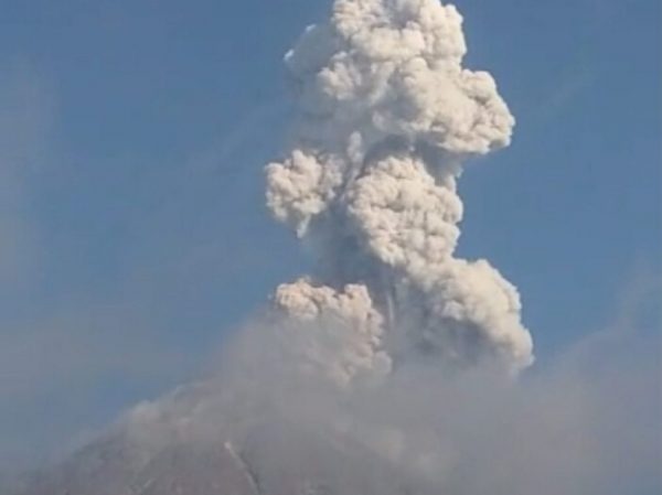 Gunung Merapi Magelang Keluarkan Awan Panas