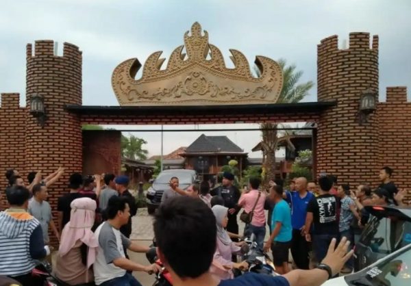 Warga Tonton KPK Geledah Rumah Pejabat Hingga Rumah Paman dan Adik Bupati Agung Ilmu Mangkunegara