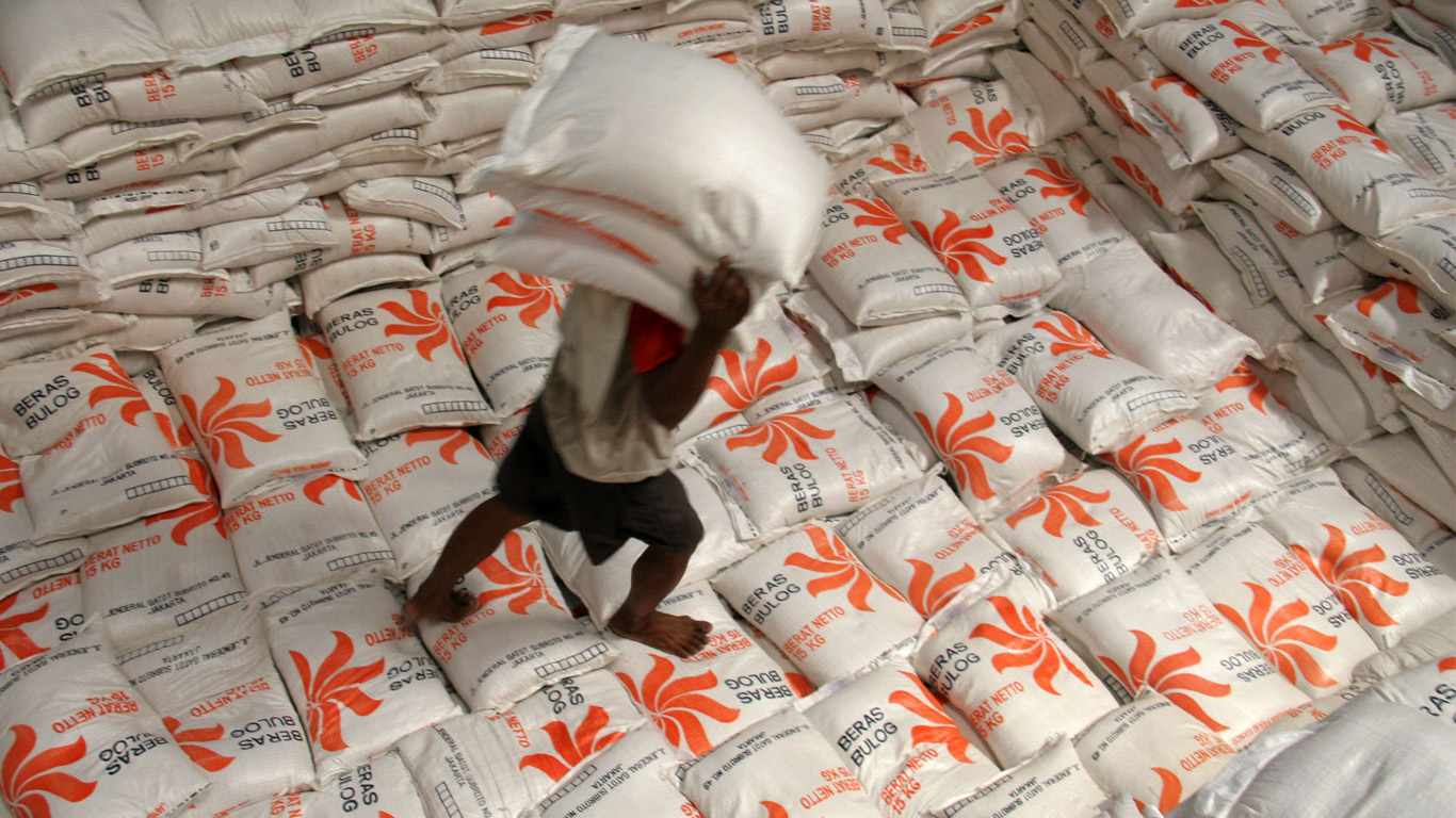 Di Tengah Isu Bom, Pemerintah Diam-Diam Impor Lagi Beras 500.000 Ton