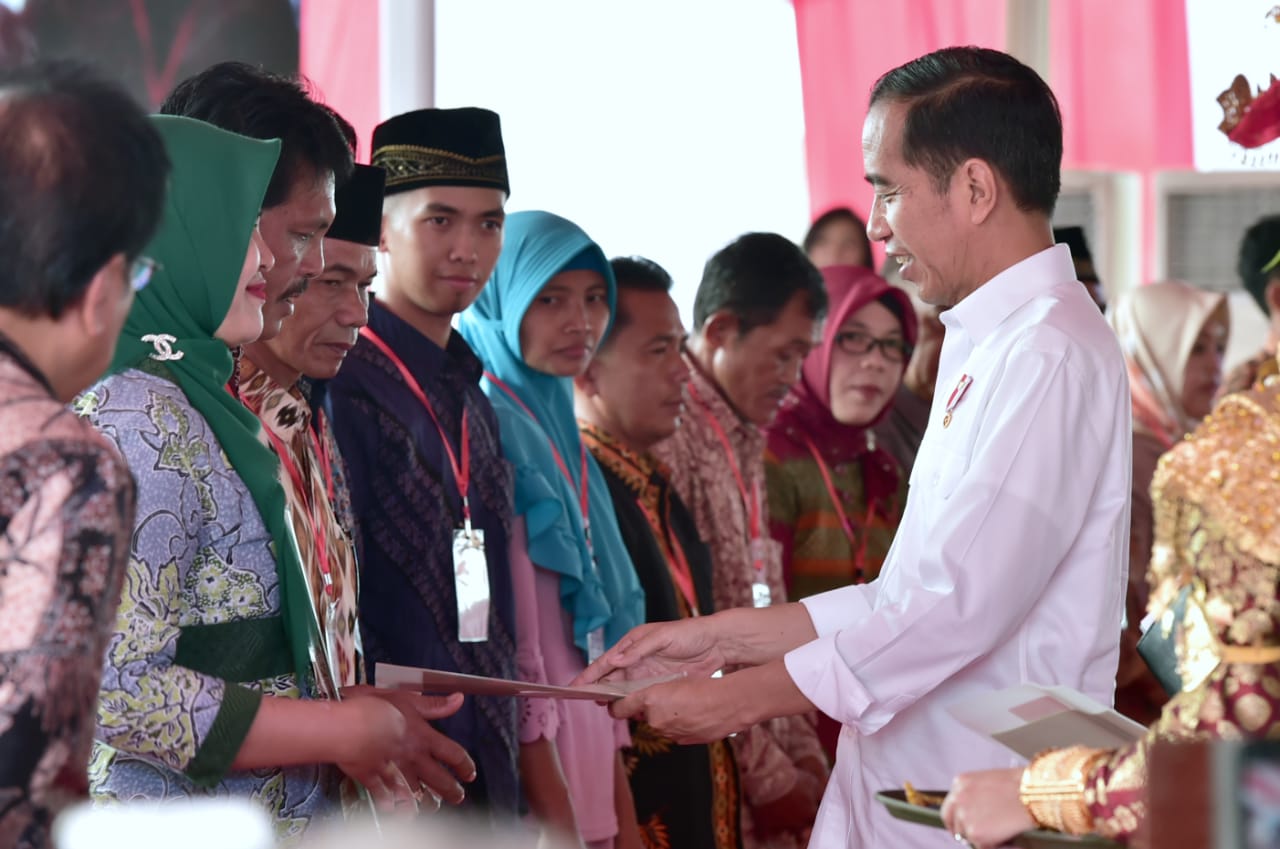 Presiden Jokowi Serahkan Sertifikat untuk Rakyat dan Tanah Wakaf di Sumatera Selatan