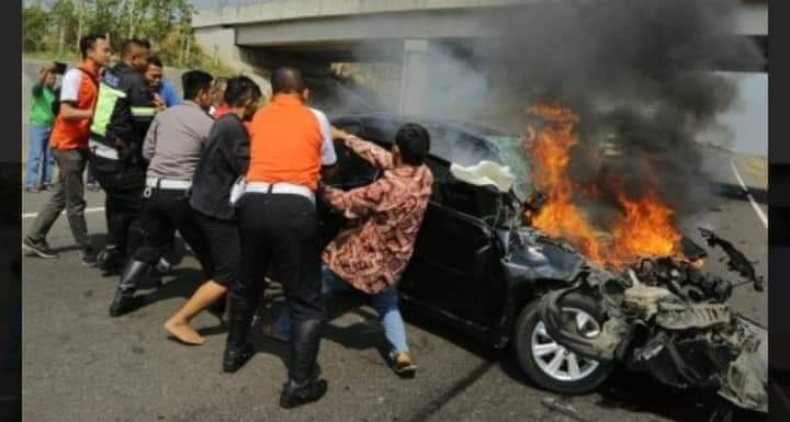 Anies Baswedan Evakuasi Warga DKI Jakarta yang Kecelakaan di Tol Cipali
