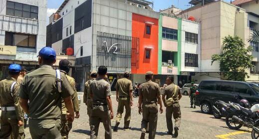 Satpol PP Bekasi Tutup Paksa Tempat Karoke Yang Berada di Cikarang
