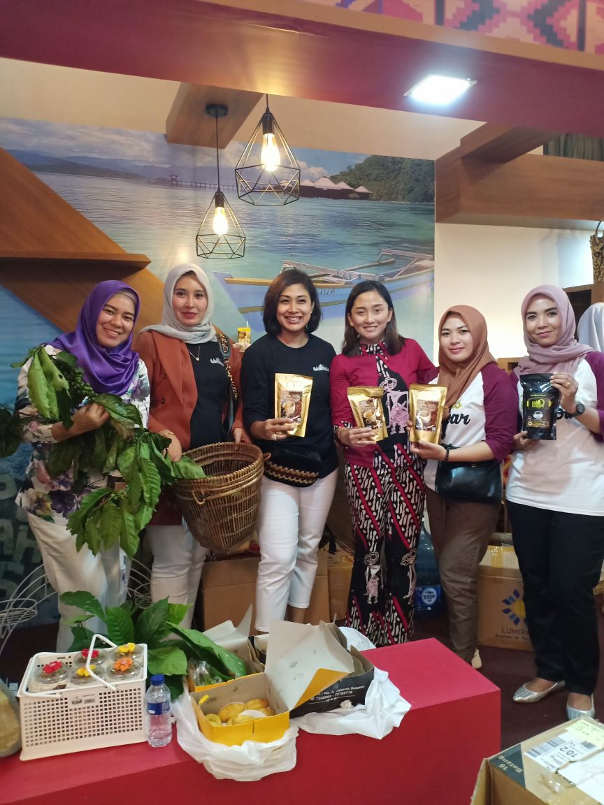 Bhayangkari Lampung Barat Tampilkan Kopi Bubuk Dalam Rangka HKGB ke-66 Tahun