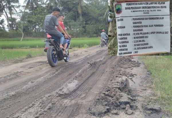 Proyek Jalan Rp2 Miliar Lebih Asal Jadi Baru Tiga Bulan Sudah Hancur