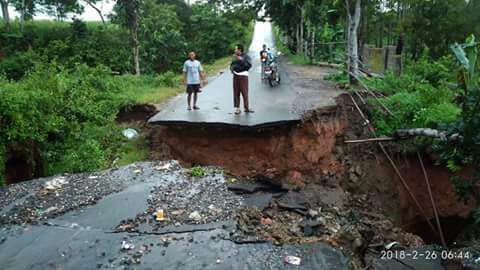 Jalan raya perbatasan, yang menghubungkan Kecamatan Batanghari Kabupaten Lampung Timur, dengan Kecamatan Metro Timur, Ambrol dan Terputus