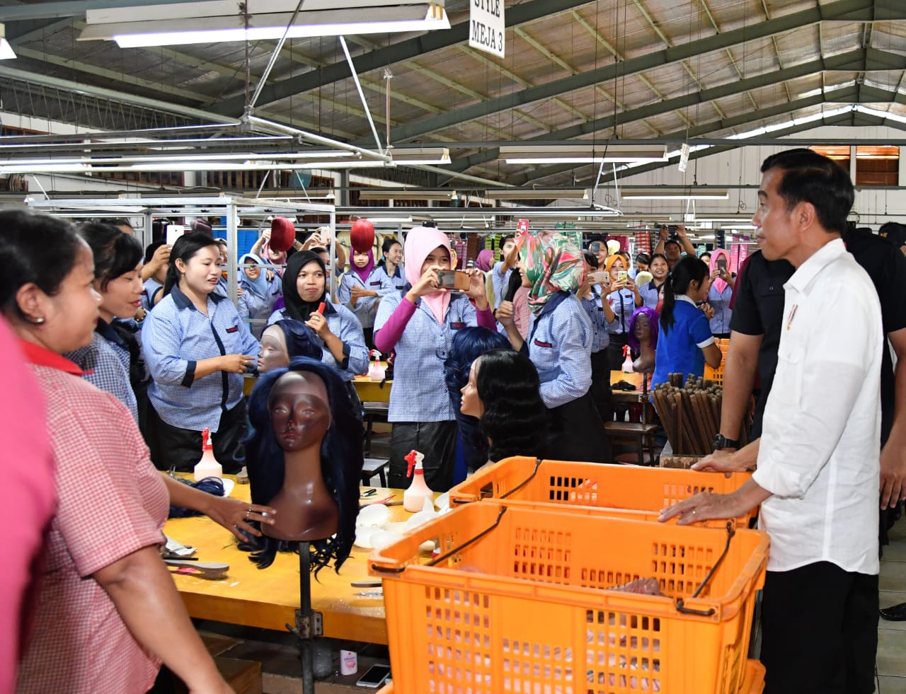 Presiden Sambangi Pabrik Bulu Mata Palsu dan Rambut Palsu di Purbalingga