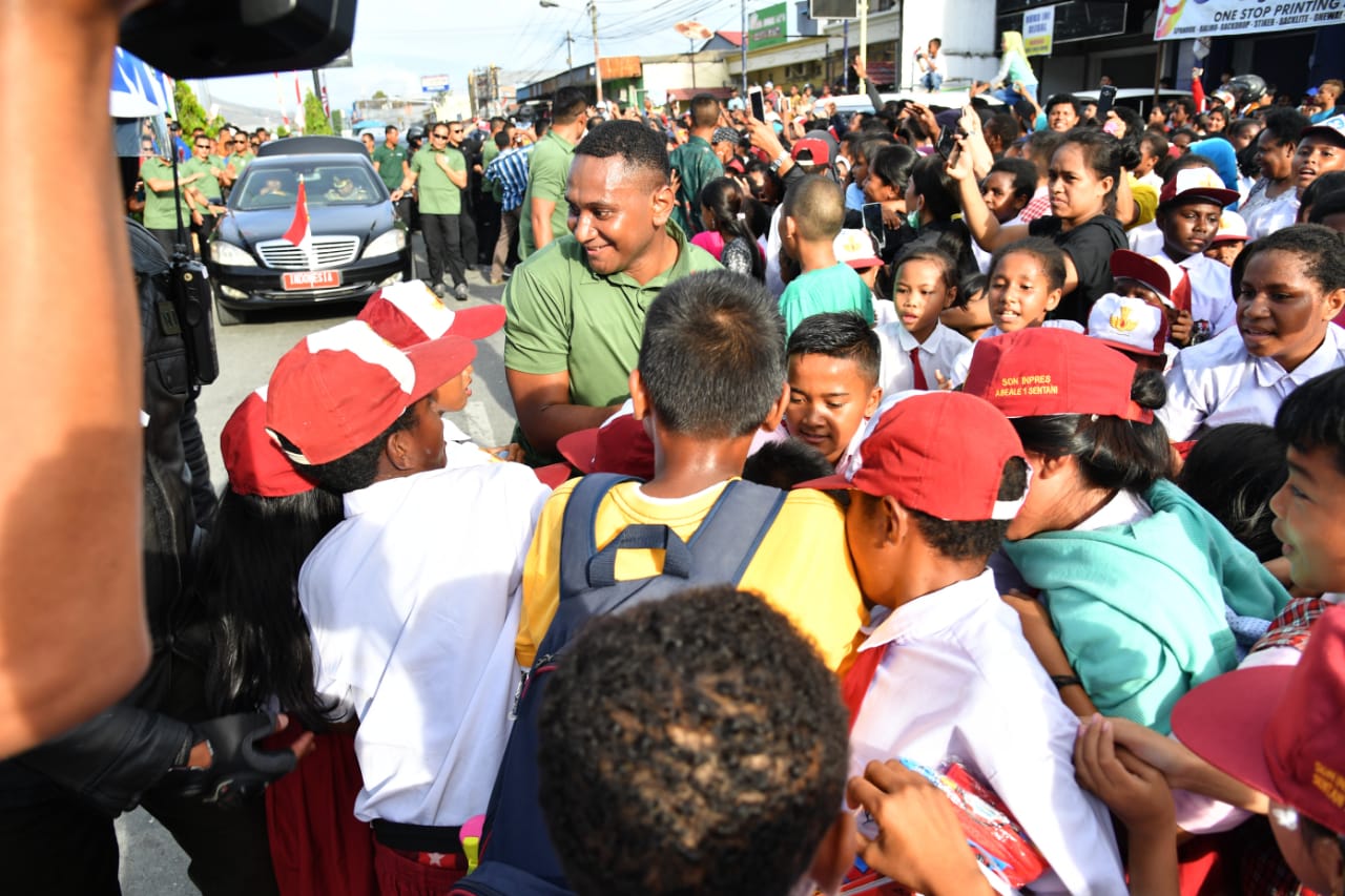 Warga Jayapura Sambut Kedatangan Presiden