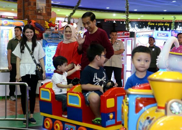 Presiden Lengkapi Libur Akhir Pekan dengan Main bersama Jan Ethes